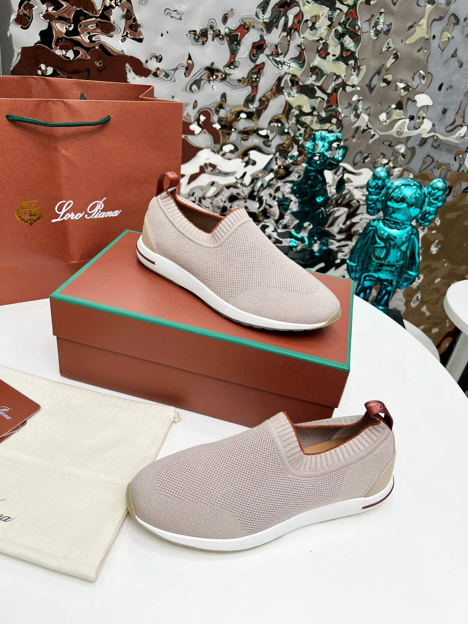 👟👟Ex-factory price 440👟👟 Men’s size +10 🧨🧨🧨Loropiana’s new board is online! This product is made of imported nylon velvet and developed from original boards. It is light, comfortable and breathable, and is suitable for all seasons. Size: 35-41, (Note: 35 and 41 are not returnable or exchangeable),